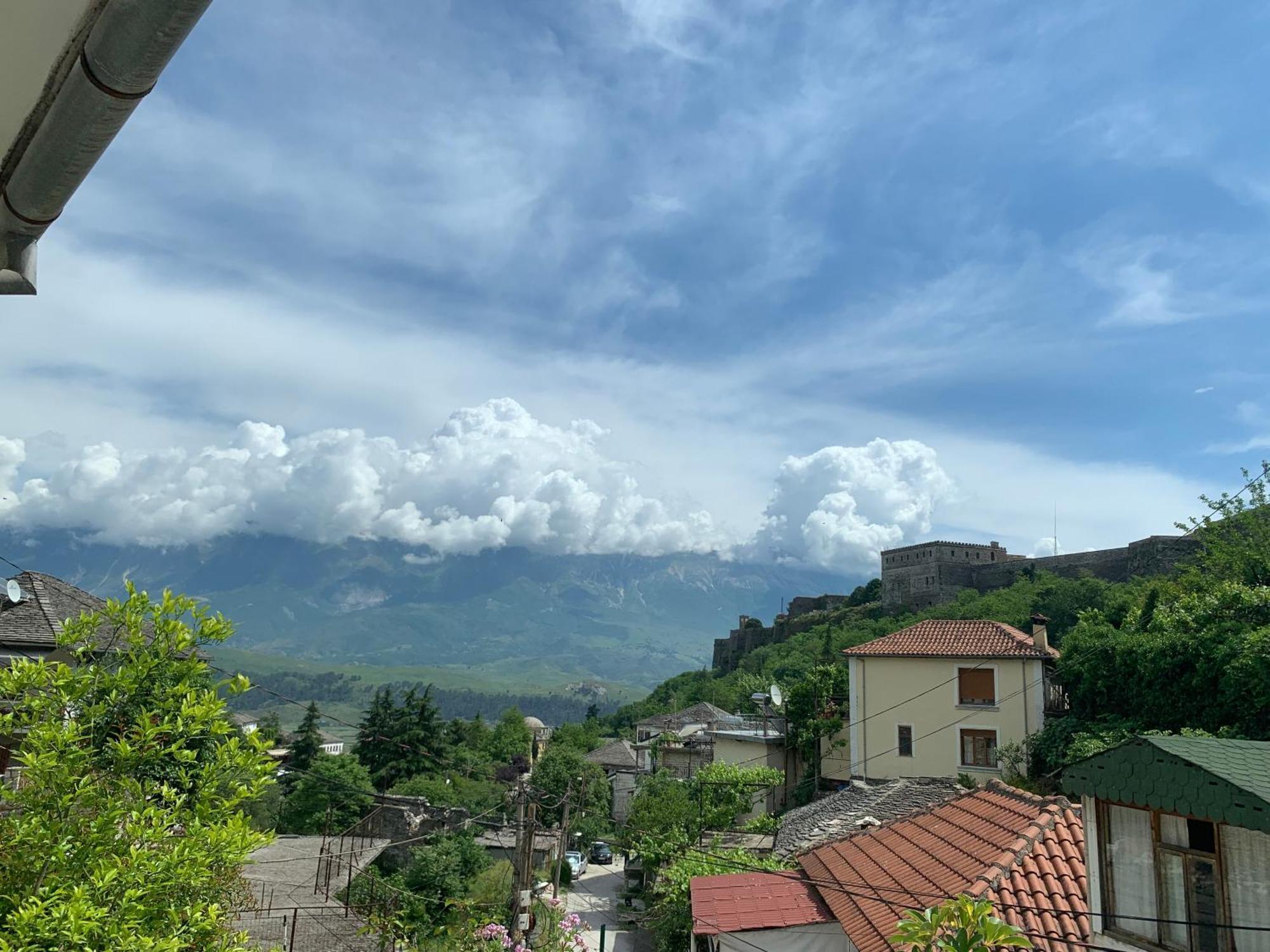 Manga Guesthouse Gjirokastër Esterno foto